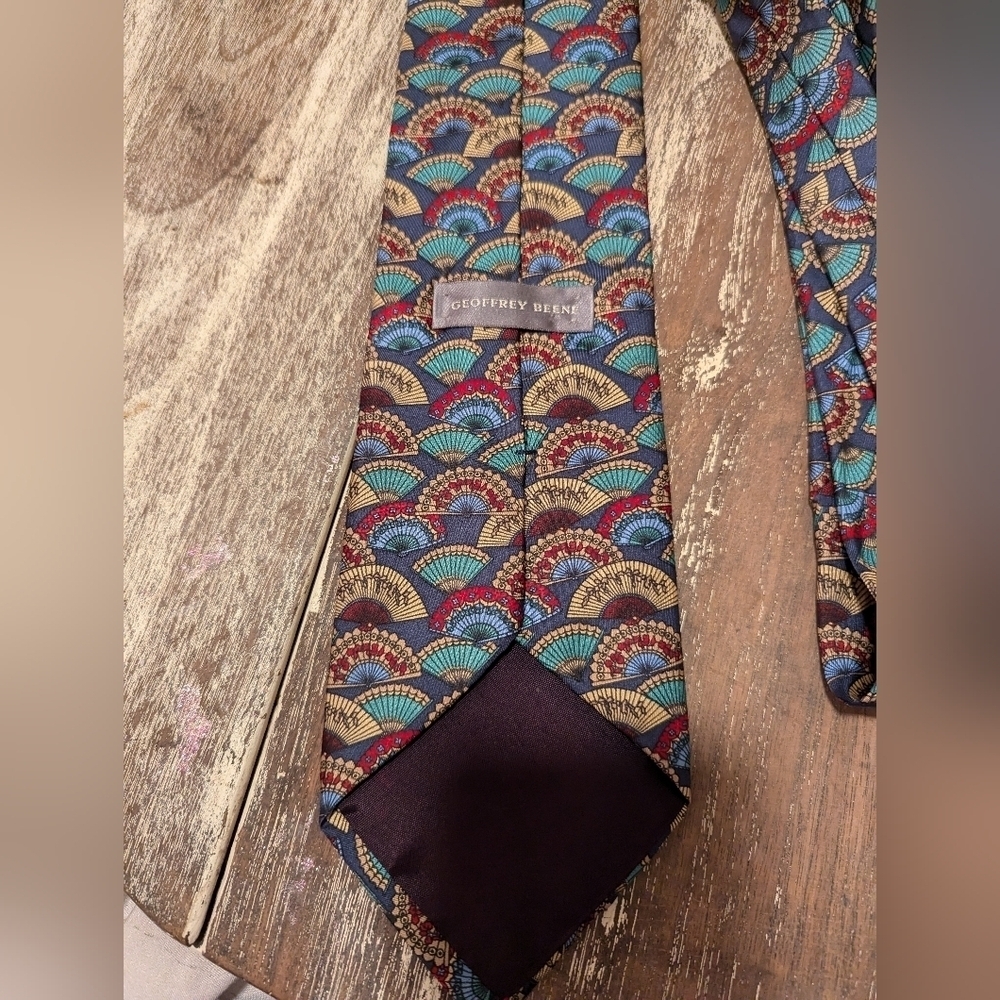 Geoffrey Beene Asian Fans printed 100% silk tie - Picture 5 of 6